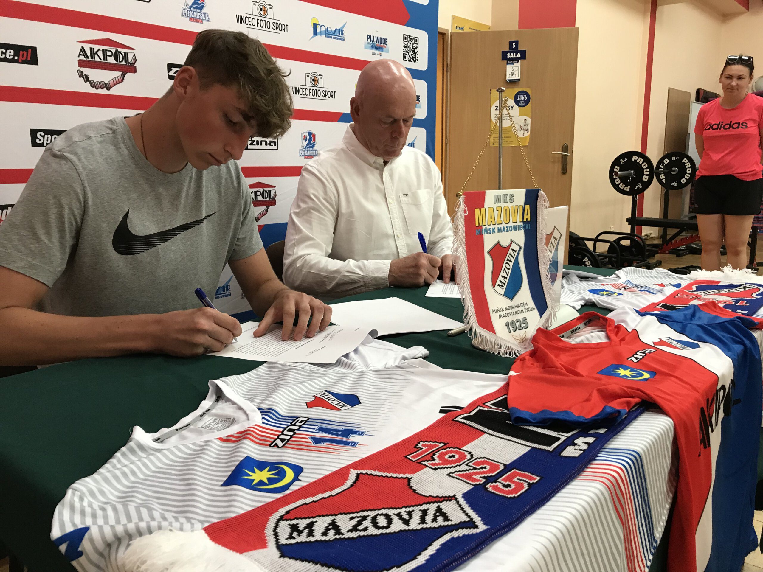 Szymon Tywanek z profesjonalnym kontraktem