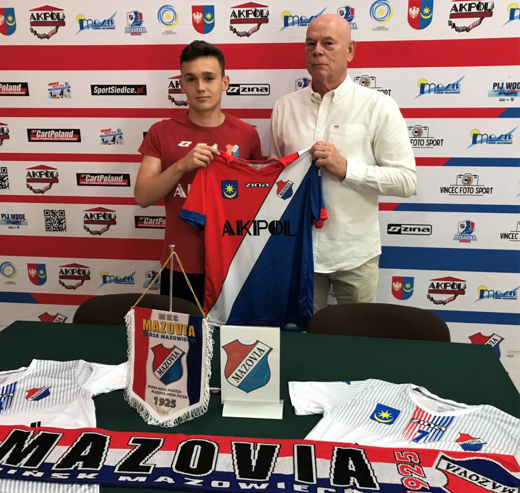 Jan Proczek z papierami na grę w Mazie 1 Pro3