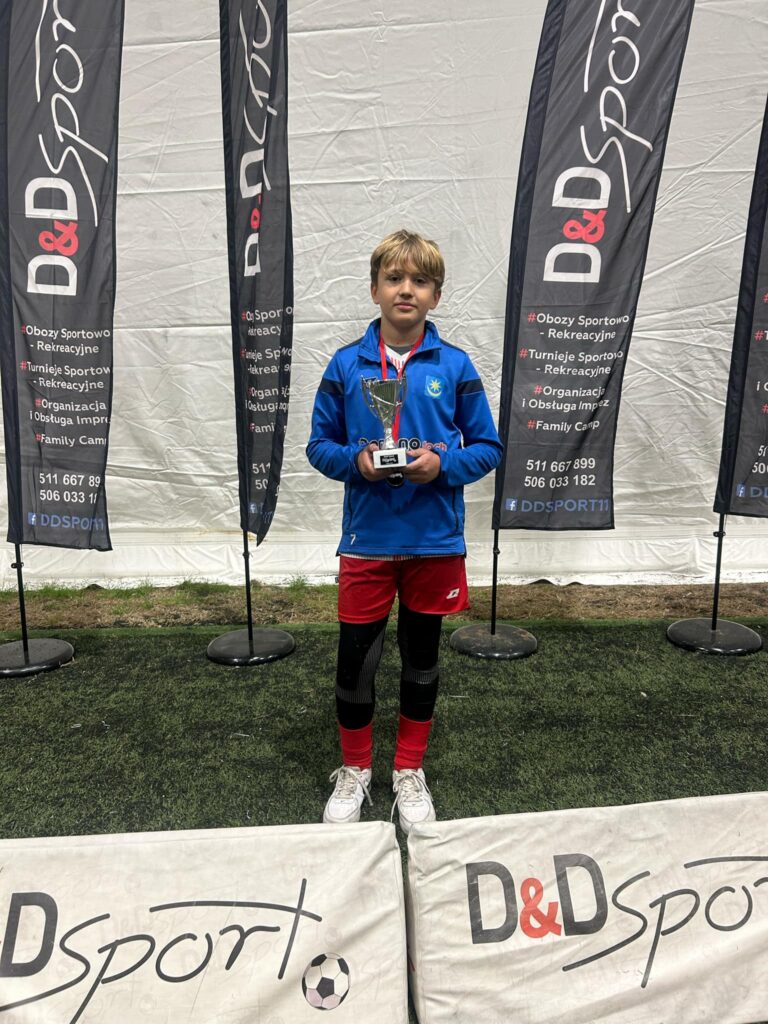 Weekend z piłką młodzieżową. Drugie miejsce w turnieju w Miętnem 1 6zZQqKhS
