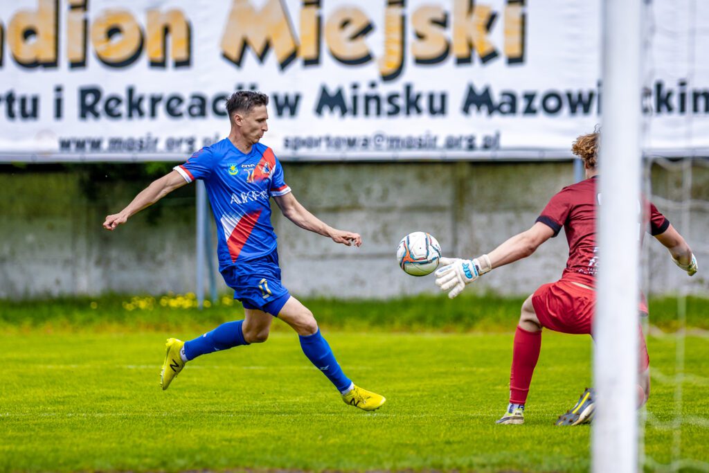 32| „Duma Mińska” zwyciężyła 3:2. Maciej Jankowski strzelcem bramki nr 100 14 Maza Hutnik 11