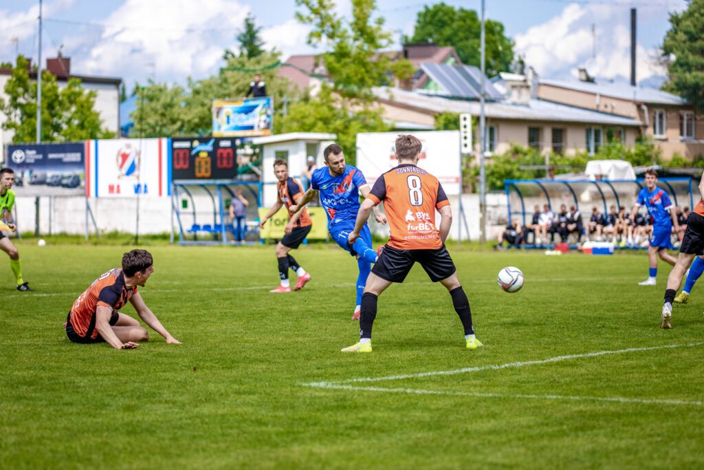 32| „Duma Mińska” zwyciężyła 3:2. Maciej Jankowski strzelcem bramki nr 100 19 Maza Hutnik 16