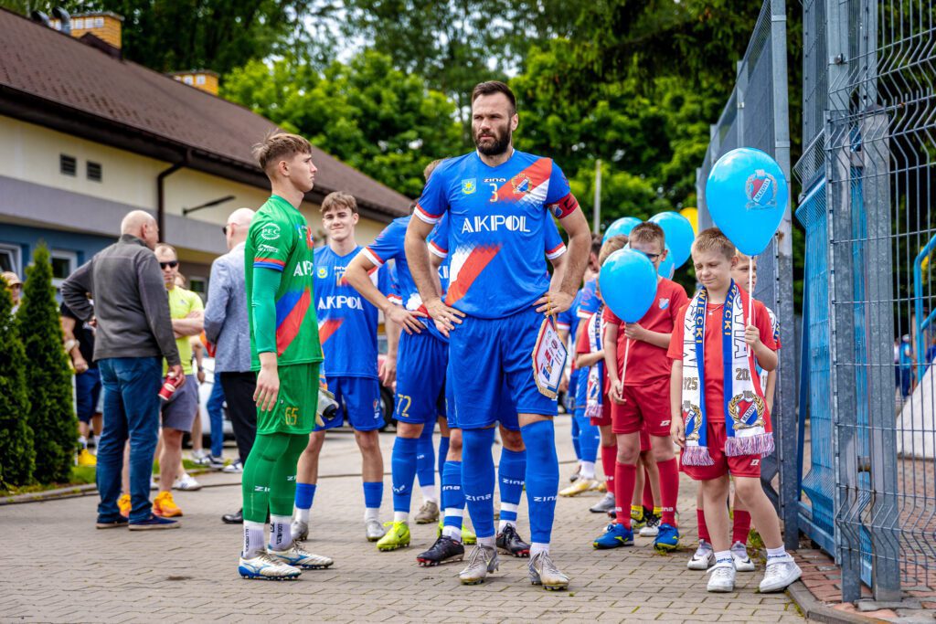 32| „Duma Mińska” zwyciężyła 3:2. Maciej Jankowski strzelcem bramki nr 100 6 Maza Hutnik 3