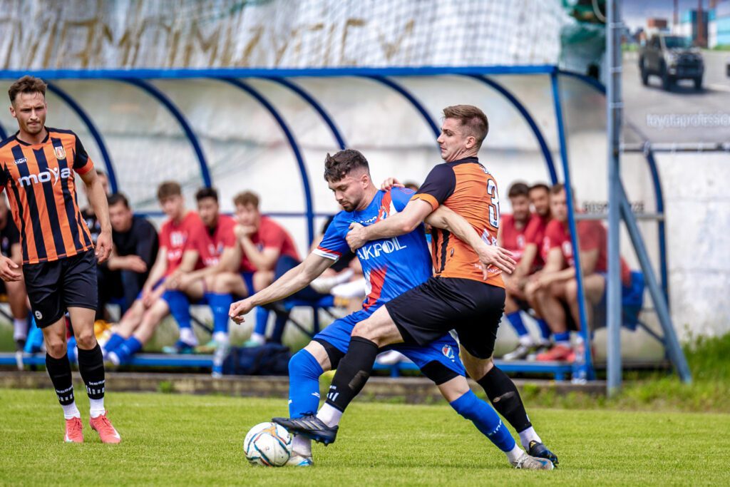 32| „Duma Mińska” zwyciężyła 3:2. Maciej Jankowski strzelcem bramki nr 100 36 Maza Hutnik 33