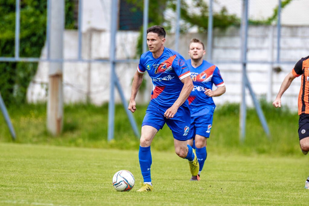 32| „Duma Mińska” zwyciężyła 3:2. Maciej Jankowski strzelcem bramki nr 100 37 Maza Hutnik 34