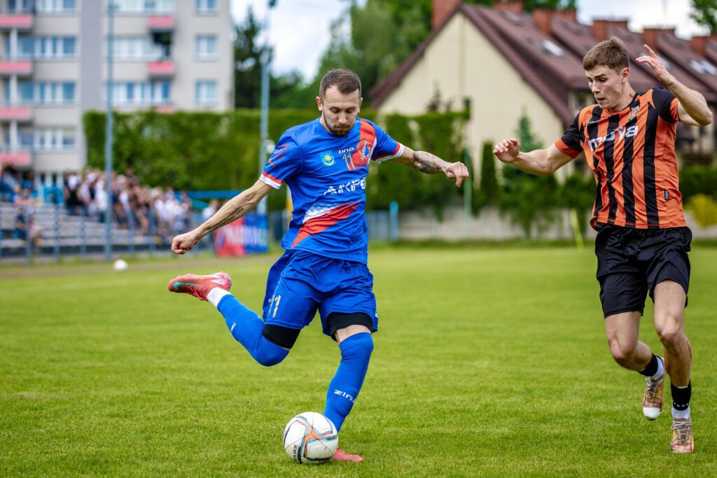 32| „Duma Mińska” zwyciężyła 3:2. Maciej Jankowski strzelcem bramki nr 100 39 Maza Hutnik 36