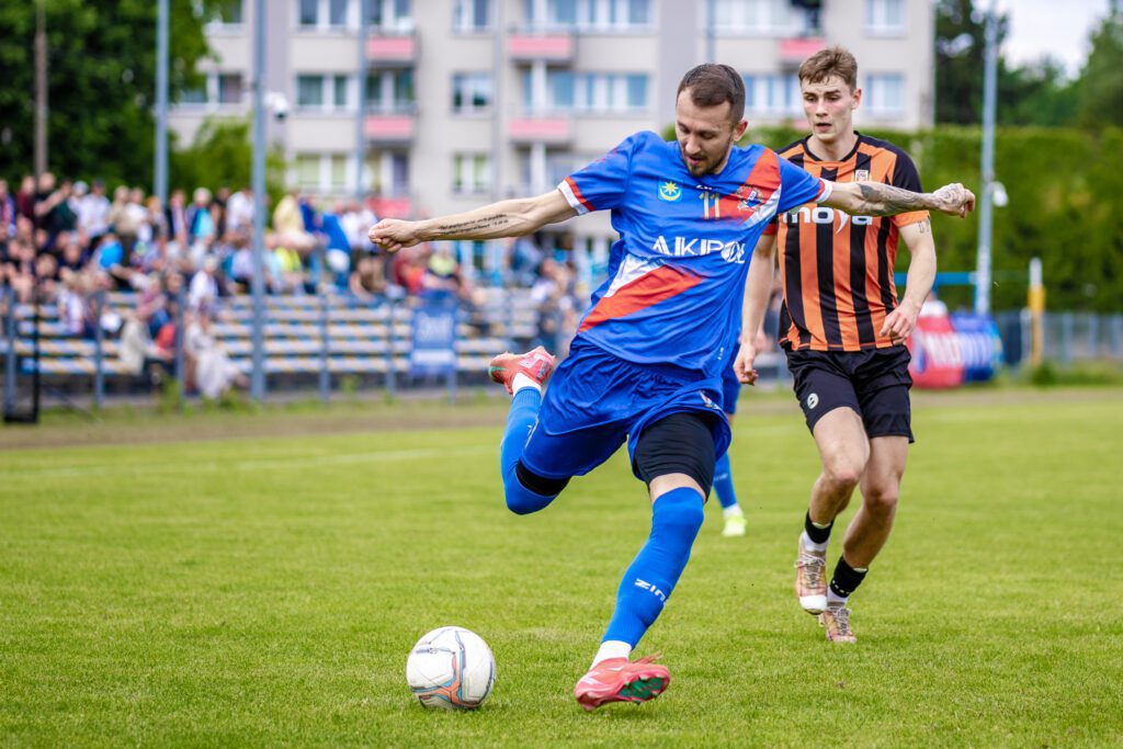 32| „Duma Mińska” zwyciężyła 3:2. Maciej Jankowski strzelcem bramki nr 100 44 Maza Hutnik 41