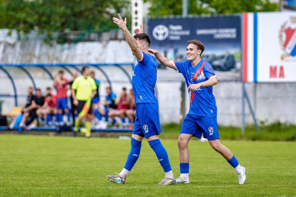 32| „Duma Mińska” zwyciężyła 3:2. Maciej Jankowski strzelcem bramki nr 100 56 Maza Hutnik 53