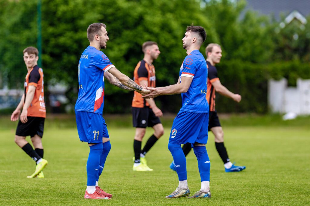 32| „Duma Mińska” zwyciężyła 3:2. Maciej Jankowski strzelcem bramki nr 100 57 Maza Hutnik 54