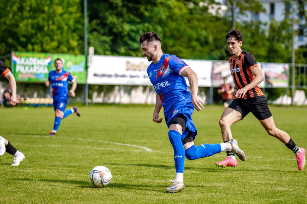 32| „Duma Mińska” zwyciężyła 3:2. Maciej Jankowski strzelcem bramki nr 100 72 Maza Hutnik 78