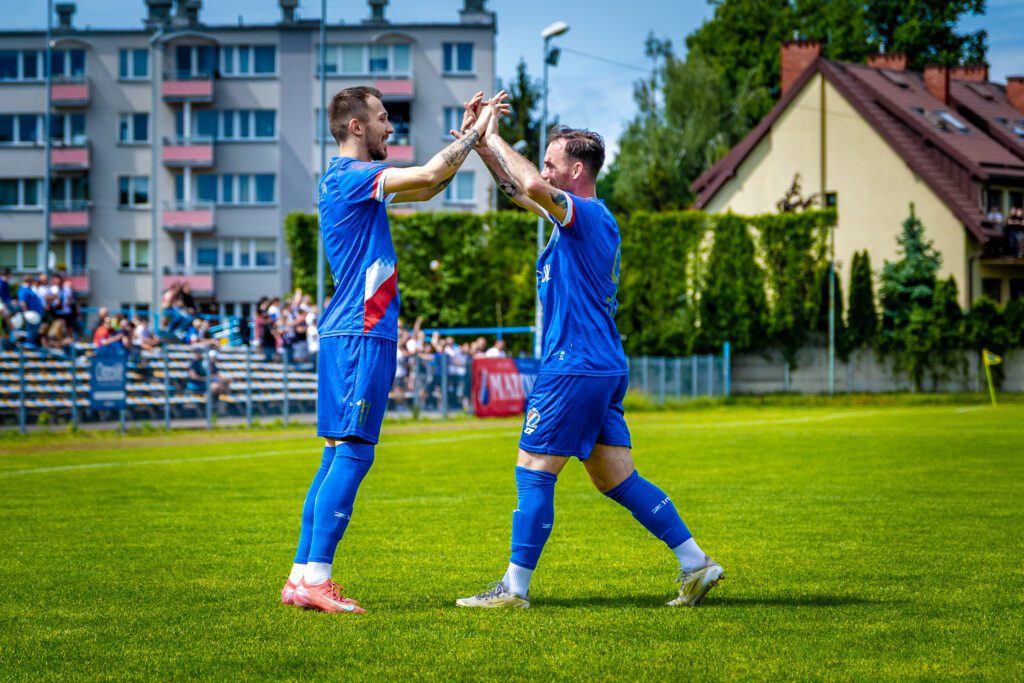 32| „Duma Mińska” zwyciężyła 3:2. Maciej Jankowski strzelcem bramki nr 100 11 Maza Hutnik 8