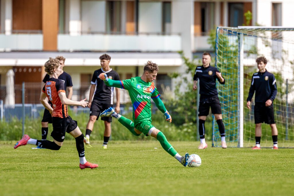 32| „Duma Mińska” zwyciężyła 3:2. Maciej Jankowski strzelcem bramki nr 100 75 Maza Hutnik 81