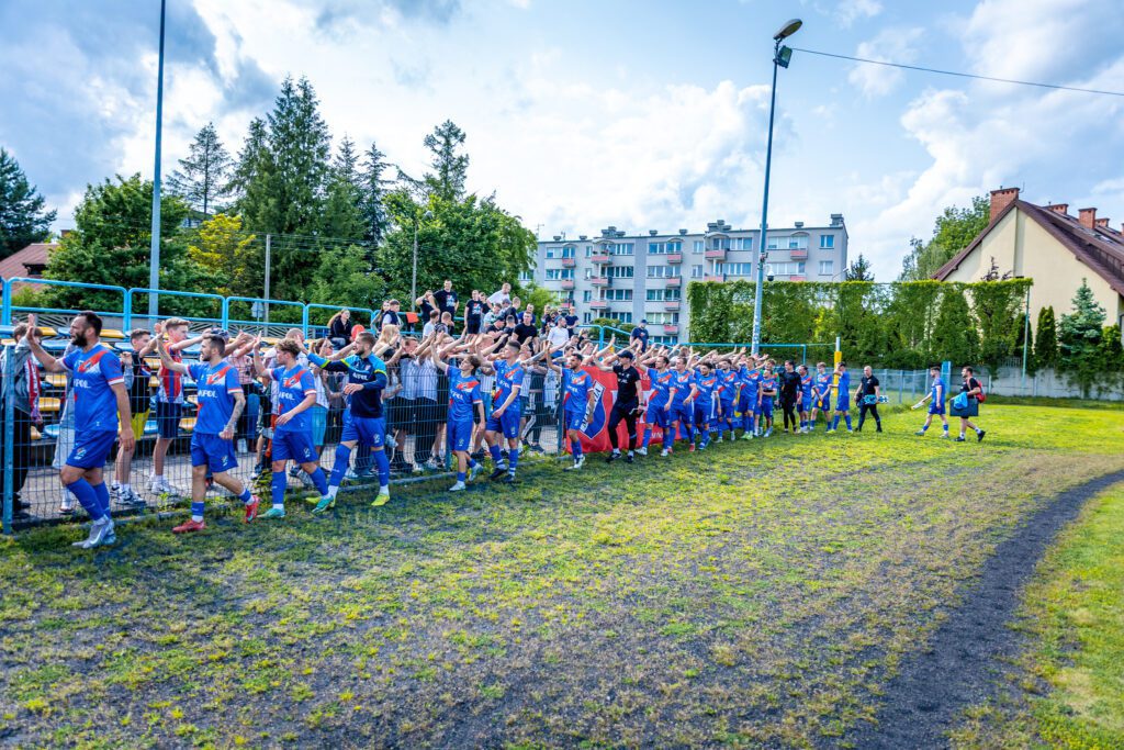 32| „Duma Mińska” zwyciężyła 3:2. Maciej Jankowski strzelcem bramki nr 100 81 Maza Hutnik 87