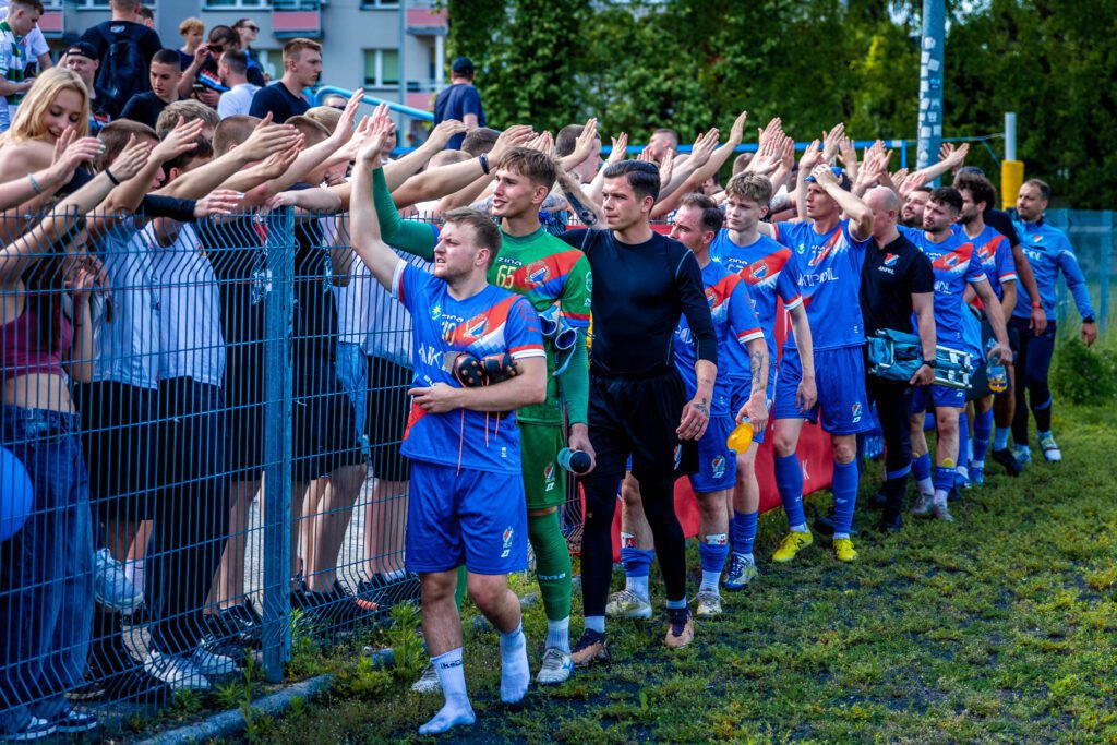 32| „Duma Mińska” zwyciężyła 3:2. Maciej Jankowski strzelcem bramki nr 100 82 Maza Hutnik 88