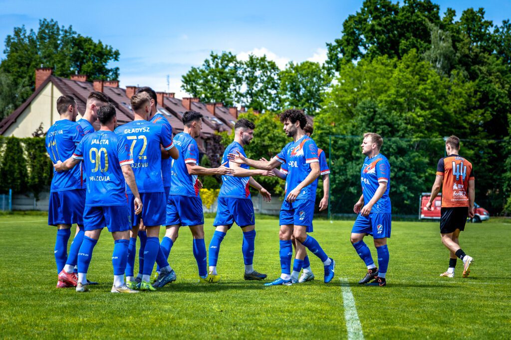 32| „Duma Mińska” zwyciężyła 3:2. Maciej Jankowski strzelcem bramki nr 100 12 Maza Hutnik 9