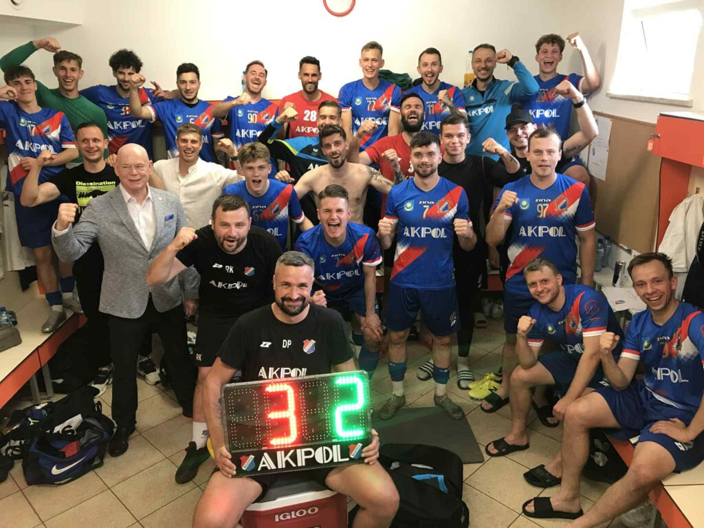 32| „Duma Mińska” zwyciężyła 3:2. Maciej Jankowski strzelcem bramki nr 100 3 drWvzkAD