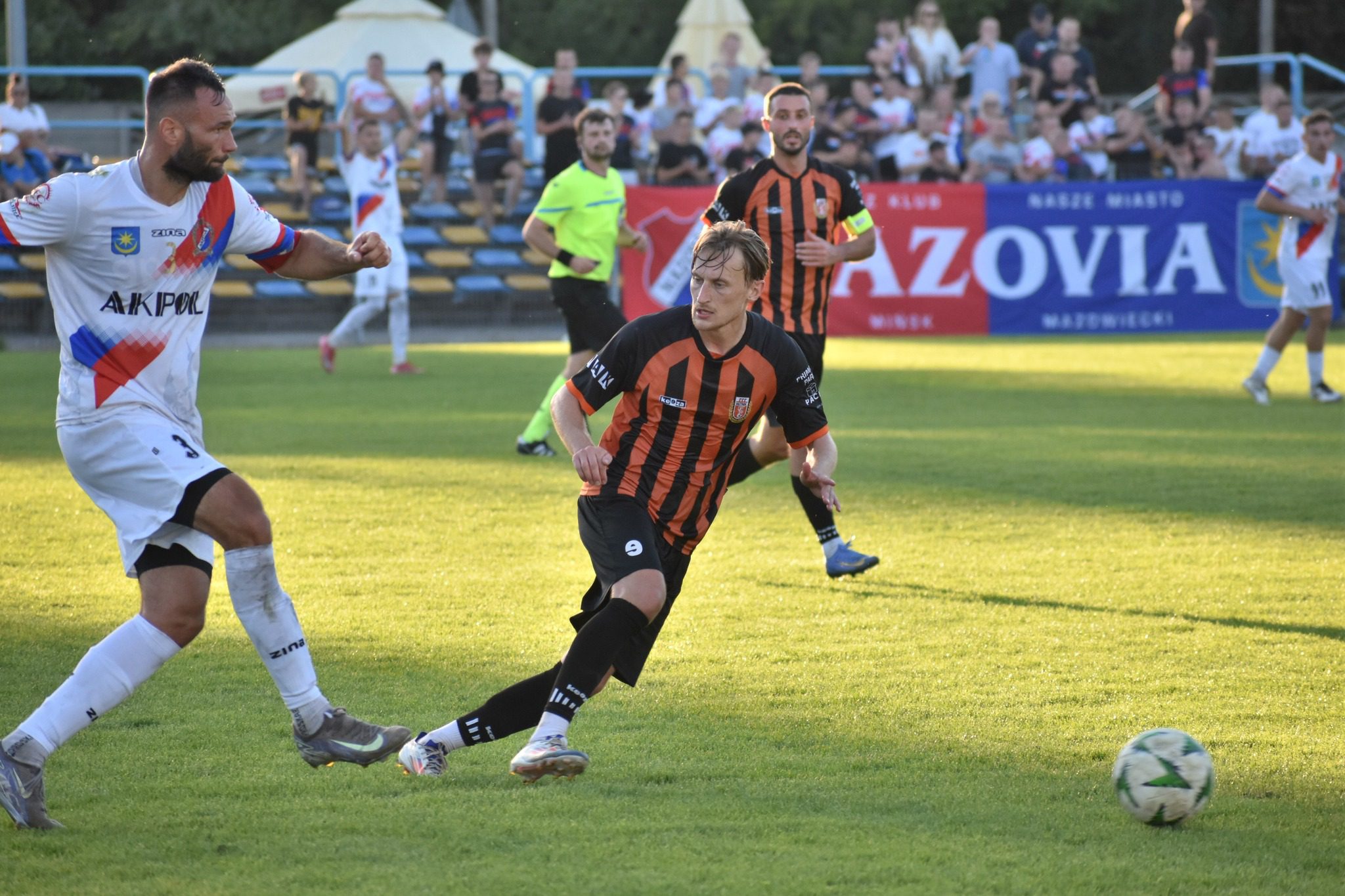 8| Hutnik wypunktował Mazovię i został liderem