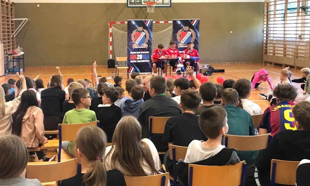 Piłkarze MKS Mazovia spotkali się z uczniami w Stojadłach 1 Sto 1